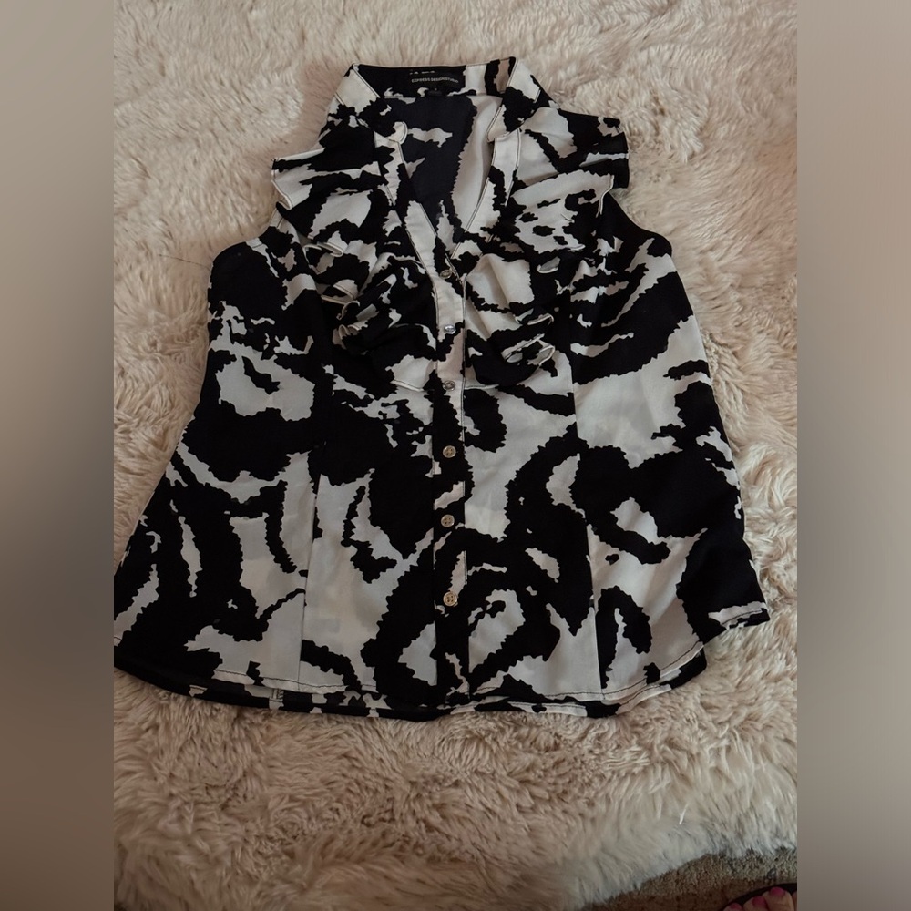 Express design studios blouse Size Small. Black and white.